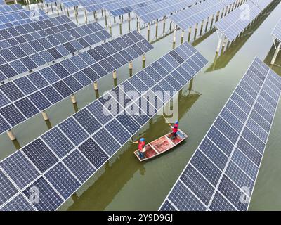 SUQIAN, CINA - 10 OTTOBRE 2024 - Un lavoratore controlla le apparecchiature fotovoltaiche in una base ibrida pescheria-solare a Suqian, nella provincia di Jiangsu nella Cina orientale, ottobre Foto Stock