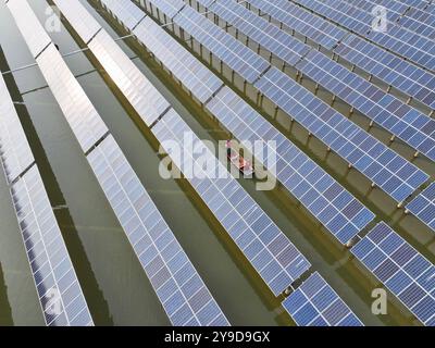 SUQIAN, CINA - 10 OTTOBRE 2024 - Un lavoratore controlla le apparecchiature fotovoltaiche in una base ibrida pescheria-solare a Suqian, nella provincia di Jiangsu nella Cina orientale, ottobre Foto Stock