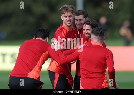 Cardiff, Regno Unito. 10 ottobre 2024. L to R, i giocatori gallesi Kieffer Moore, Joe Rodon, Ben Davies, Joe Allen (2r) e Harry Wilson si divertono durante gli allenamenti. Allenamento della squadra di calcio gallese a Hensol, vale of Glamorgan, nel Galles del Sud, giovedì 10 ottobre 2024. La squadra si sta allenando in vista della partita di campionato delle Nazioni UEFA contro l'Islanda di domani. foto di Andrew Orchard/Andrew Orchard Sports Photography/ Alamy Live News Credit: Andrew Orchard Sports Photography/Alamy Live News Foto Stock