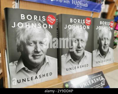 Londra, Regno Unito. 10 ottobre 2024. Copie del libro "Unleashed" dell'ex primo ministro britannico Boris Johnson sono esposte in una libreria, a Londra. Data foto: Giovedì 10 ottobre 2024. Crediti: Isabel Infantes/Alamy Live News Foto Stock