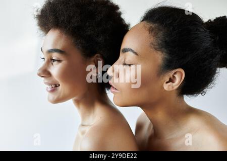 Due donne abbracciano la loro individualità, evidenziando un momento sereno di amicizia e unità. Foto Stock