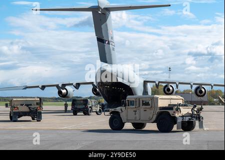 I soldati della squadra di combattimento della 27th Infantry Brigade della Guardia Nazionale dell'Esercito di New York imbarcano un C-17 Globemaster III della New York Air National Guard Foto Stock