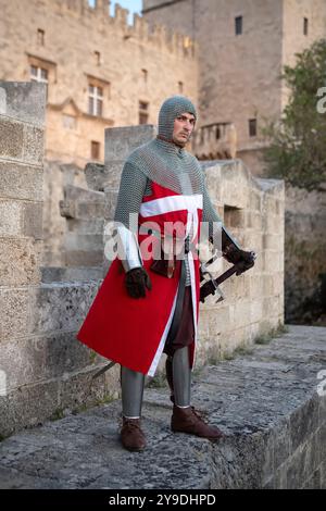 Un ricordo della squadra di spade dei Cavalieri della Rhodes Medieval Rose Association si erge sul parapetto del Palazzo del Gran Maestro, fotografato ad aprile Foto Stock