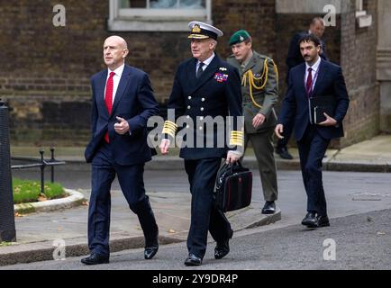 Londra, Regno Unito. 10 ottobre 2024. John Healey, segretario alla difesa, arriva a Downing Street con Tony Radakin, capo dello staff della difesa, capo professionale delle forze armate britanniche. Parteciperanno all'incontro con Keir Starmer e Volodymyr Zelenskyy per discutere la situazione in Ucraina. Crediti: Karl Black/Alamy Live News Foto Stock