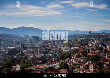 Sarajevo, Bosnia ed Erzegovina. 8 ottobre 2024. Veduta di Sarajevo dalla Fortezza gialla di Sarajevo, Bosnia ed Erzegovina, l'8 ottobre 2024. Foto: Zvonimir Barisin/PIXSELL credito: Pixsell/Alamy Live News Foto Stock