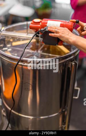 Macchine e attrezzature per l'apicoltura. Attrezzature per la produzione di miele. Foto di alta qualità Foto Stock