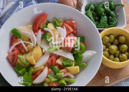 Insalata con vinaigrette, olive e peperoni Padrón Foto Stock