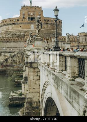 Roma, Italia - aprile 2,2023: Castello Sant'Angelo e Ponte Elio sul Tevere. Foto di alta qualità Foto Stock