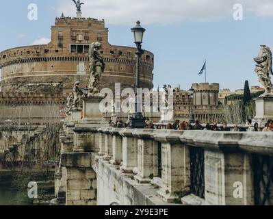 Roma, Italia - aprile 2,2023: Castello Sant'Angelo e Ponte Elio sul Tevere. Foto di alta qualità Foto Stock