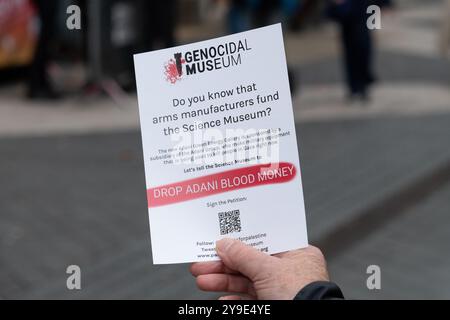 Londra, Regno Unito. 10 ottobre 2024. Gli attivisti dei genitori per la Palestina protestano al Museo della Scienza e presentano una petizione al Consiglio di fondazione chiedendo al museo di rinunciare alla sponsorizzazione di Adani Green Energy. Accusano il conglomerato indiano Adani di "trarre profitto dal genocidio” attraverso la sua divisione di produzione di armi, Adani Defence & Aerospace, che fornisce armi usate da Israele a Gaza, e attraverso il suo funzionamento del porto di Haifa. Il museo ha affrontato in precedenza le proteste climatiche a causa del ruolo di Adani come il più grande produttore privato di carbone del mondo. Crediti: Ron Fassbender/Alamy Live News Foto Stock