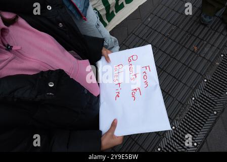 Londra, Regno Unito. 10 ottobre 2024. Un bambino consegna una petizione con 10.000 firme a uno staff del Museo della Scienza in quanto attivisti dei genitori per la Palestina invitano il Consiglio di fondazione del museo a rinunciare alla sponsorizzazione di Adani Green Energy. Accusano Adani, un conglomerato indiano, di "trarre profitto dal genocidio” attraverso la sua divisione di produzione di armi, Adani Defence & Aerospace, che fornisce armi usate da Israele a Gaza, e attraverso il suo funzionamento del porto di Haifa. Crediti: Ron Fassbender/Alamy Live News Foto Stock