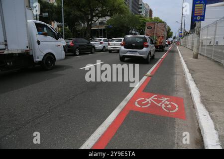 Pista ciclabile in una strada di salvador salvador salvador, bahia, brasile - 5 gennaio 2024: Pista ciclabile in una strada nel quartiere Comercio nella città di Salvador. SALVADOR BAHIA BRASILE Copyright: XJoaxSouzax 050124JOA4311391 Foto Stock