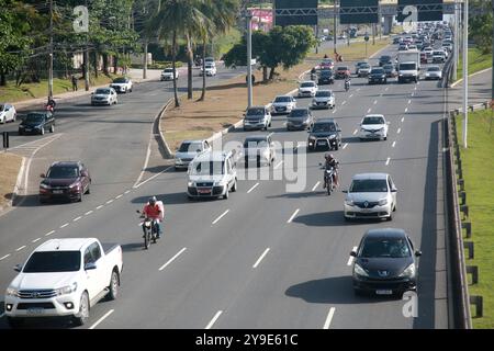 Trasporto di veicoli a salvador salvador salvador, bahia, brasile - 31 gennaio 2022: Movimento di veicoli su Avenida Luiz Viana - Paralela - nella città di Salvador. SALVADOR BAHIA BRASILE Copyright: XJoaxSouzax 080423JOA010355 Foto Stock