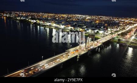 Città di juazeiro in bahia juazeiro, bahia, brasile - 4 aprile 2023: Vista del fiume Sao Francisco nella città di Juazeiro. JUAZEIRO BAHIA BRASILE Copyright: XJoaxSouzax 04040423JOA454 Foto Stock