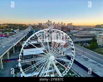 vista in alto della ruota panoramica di kansas city Foto Stock