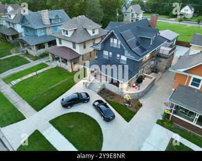 casa nera con auto nere nel vialetto Foto Stock