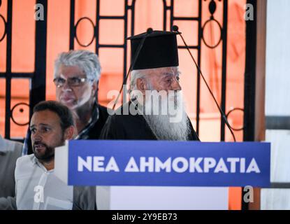 Atene, Grecia. 4 ottobre 2024. Un sacerdote greco-cristiano-ortodosso è visto sul podio durante un partito di strada che segna il 50° anniversario della fondazione del partito politico conservatore di nuova democrazia. Crediti: Dimitris Aspiotis/Alamy Foto Stock