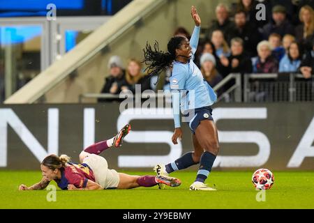 Joie Stadium, Manchester, Regno Unito. 9 ottobre 2024. UEFA Women Champions League Football, Manchester City contro Barcellona; Khadija Shaw del Manchester City è fregata dal MAPI Leon di Barcellona Women Credit: Action Plus Sports/Alamy Live News Foto Stock