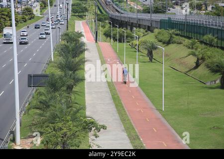 salvador, bahia, brasile - 24 marzo 2024: veduta aerea di una pista ciclabile nella città di salvador. Foto Stock