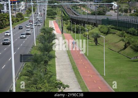 salvador, bahia, brasile - 24 marzo 2024: veduta aerea di una pista ciclabile nella città di salvador. Foto Stock