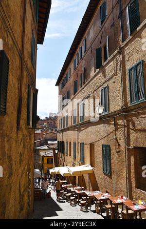 Siena, Italia. 17 settembre 2024. Le stradine dei borghi antichi della Toscana. Foto di alta qualità Foto Stock