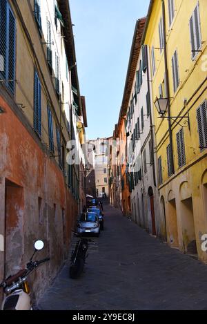 Siena, Italia. 17 settembre 2024. Le stradine dei borghi antichi della Toscana. Foto di alta qualità Foto Stock