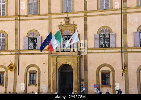 Siena, Italia. 15 settembre 2024. Un edificio governativo con la bandiera italiana e la bandiera dell'Unione europea. Foto di alta qualità Foto Stock