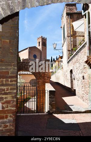 Siena, Italia. 17 settembre 2024. Le stradine dei borghi antichi della Toscana. Foto di alta qualità Foto Stock
