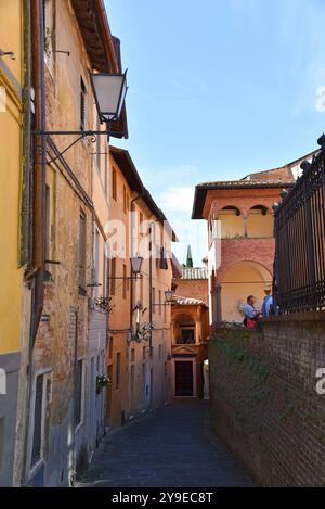 Siena, Italia. 17 settembre 2024. Le stradine dei borghi antichi della Toscana. Foto di alta qualità Foto Stock