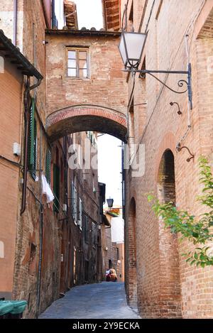 Siena, Italia. 17 settembre 2024. Le stradine dei borghi antichi della Toscana. Foto di alta qualità Foto Stock