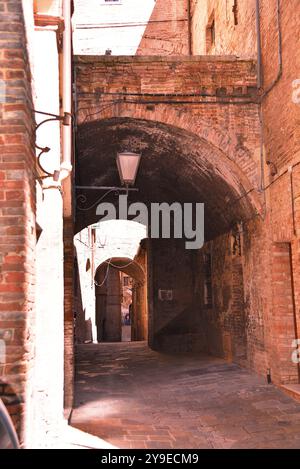 Siena, Italia. 17 settembre 2024. Le stradine dei borghi antichi della Toscana. Foto di alta qualità Foto Stock