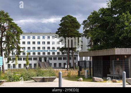 Jungendherberge Prora - Prora ist ein Ortsteil der Gemeinde Binz auf Rügen. Er liegt direkt an der Ostseeküste im Zentrum der Prorer Wiek und ging aus dem zwischen 1936 und 1939 gebauten, jedoch unvollendet gebliebenen KdF-Seebad Rügen hervor. Im Komplex sollten durch die Organisation Kraft durch Freude KdF 20,000 Menschen gleichzeitig Urlaub machen können. Prora, 09.10.2024 *** Prora Youth Hostel Prora è un distretto del comune di Binz su Rügen si trova direttamente sulla costa del Mar Baltico nel centro di Prorer Wiek ed è emerso dalla località balneare KdF di Rügen, che è stata costruita Foto Stock