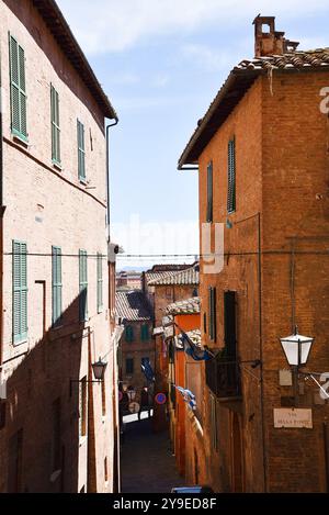 Siena, Italia. 17 settembre 2024. Le stradine dei borghi antichi della Toscana. Foto di alta qualità Foto Stock