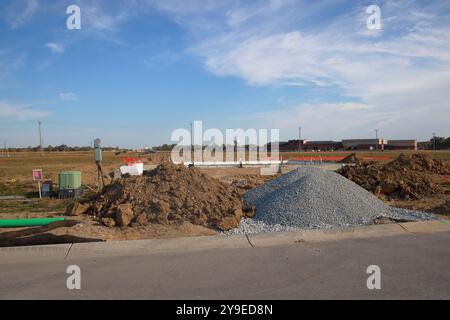 Il boom della costruzione di abitazioni porta alla costruzione di nuove abitazioni nei sobborghi del Midwest. Greenfield, Indiana. Qui abbiamo una fondazione completa su un sito Foto Stock