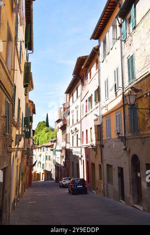 Siena, Italia. 17 settembre 2024. Le stradine dei borghi antichi della Toscana. Foto di alta qualità Foto Stock