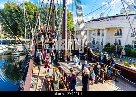 Ponte principale della nave a vela El Galeón Andalucía, risalente al XVI secolo, ormeggiata a St Katharine Docks, Londra, Inghilterra Foto Stock