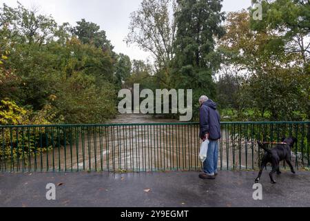 Milano, Italia. 10 ottobre 2024. Il fiume Lambro esonda all'interno del Parco Lambro all'altezza di via Feltre - Milano, Italia - Giovedì, 10 ottobre 2024 (foto Stefano porta/LaPresse) il fiume Lambro sgorga all'interno del Parco Lambro in via Feltre - Milano, Italia - giovedì 10 ottobre 2024 (foto Stefano porta/LaPresse) crediti: LaPresse/Alamy Live News Foto Stock