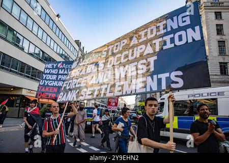 Londra, Regno Unito. 21 settembre 2024. Gli attivisti per i diritti umani di gruppi tra cui le mele contro l'apartheid marciano attraverso il centro di Londra lo stesso giorno in cui Apple ha lanciato l'iPhone 16 per invitare l'azienda a dare priorità ai diritti umani quando si procurano minerali e a porre fine al suo silenzio riguardo alla guerra di Israele a Gaza. Proteste simili si tennero a Bristol e a Reading, così come in altre città del mondo. Crediti: Mark Kerrison/Alamy Live News Foto Stock