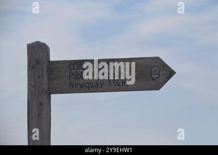 Cartello in legno per Public Coast Path per Newquay da Porth Beach sul Southwest Coastal Path, North Cornwall, Inghilterra, Regno Unito Foto Stock