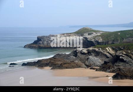 Trevelgue dirigiti verso Porth Island & Wine Cove sulla spiaggia di Lusty Glaze Bay vicino a Newquay sul Southwest Coastal Path, North Cornwall, Inghilterra, Regno Unito Foto Stock