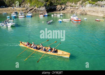 L'equipaggio del Pilot Gig Governor del Falmouth Gig Club canta fuori da Newquay Harbour Harbor durante i Women Newquay County Championships Corn Foto Stock