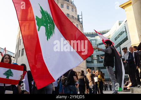 Londra, Regno Unito. 21 settembre 2024. I manifestanti si riuniscono fuori dal quartier generale della BBC per criticare la copertura dell'emittente sugli attacchi israeliani al Libano nella scorsa settimana. Si sono inoltre riuniti per mostrare solidarietà al popolo libanese e palestinese, per esprimere la loro indignazione per il modo in cui sono stati sferrati gli attacchi israeliani e per chiedere un embargo britannico sulle armi contro Israele. Crediti: Mark Kerrison/Alamy Live News Foto Stock