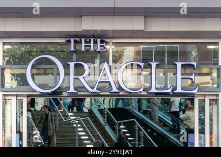 L'ingresso del centro commerciale Oracle, il centro di Reading, Berkshire. Inghilterra, Regno Unito, un grande centro commerciale al coperto e per il tempo libero Foto Stock