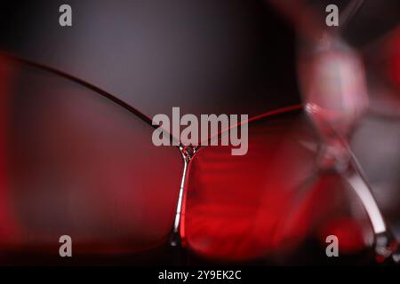 Collegamenti fluidi rossi, sfondo fluido, plasma, movimento fluido, sfera rossa, sfondo scuro e cupo, movimento di fango Foto Stock