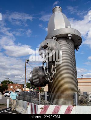 Il più grande Fire Hydrant Busted Plug Plaza del mondo, Taylor Street Columbia, South Carolina, creato dall'artista del South Carolina Blue Sky, è una 000 scultura alta 40 metri, di 675 kg, inaugurata nel 2001 Foto Stock