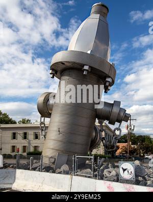 Il più grande Fire Hydrant Busted Plug Plaza del mondo, Taylor Street Columbia, South Carolina, creato dall'artista del South Carolina Blue Sky, è una 000 scultura alta 40 metri, di 675 kg, inaugurata nel 2001 Foto Stock