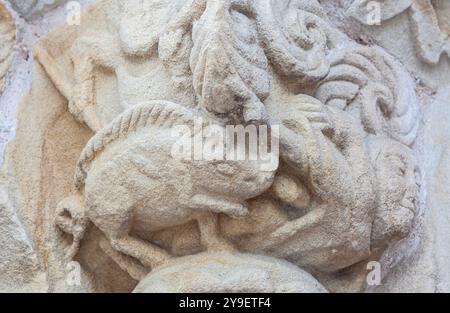 Villaviciosa, Asturie. Chiesa di transizione del XIII secolo tra romanico e gotico. Santa Maria de la oliva Foto Stock