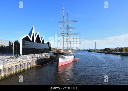 10 ottobre 2024. Fiume Clyde, Glasgow, Scozia. Regno Unito, meteo. Una giornata autunnale luminosa e soleggiata, ma la tentazione raggiunge solo i 12 gradi centigradi dentro e intorno alla città e qui al museo Glenlee and Transport. Foto Stock