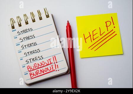 Calendario con i giorni della settimana, e le parole sottolineano e burnout, scritte ogni giorno. Stress, ansia e burnout. Foto Stock