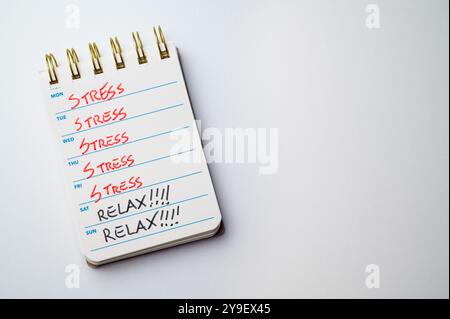 Calendario con i giorni della settimana, e le parole sottolineano e burnout, scritte ogni giorno. Stress, ansia e burnout. Foto Stock